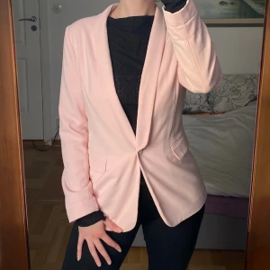 Pastellrosa kavaj 💕🌸 - Pastellrosa kavaj med knapp från KappAhl 🌸💕💞