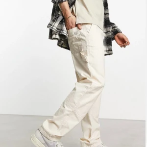 Only & Sons Carpenterbyxor - Carpenterbyxor från Only & Sons. Ljusbeige färg. Nyskick. Double knee och hammarögla, mycket lika Carhartts populära arbetsbyxor. Hör gärna av dig vid frågor!