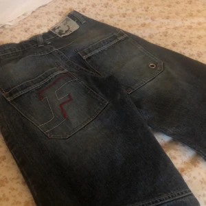 Baggy jeans - Jätte feta baggy jeans🙌🙌 Köpt här på plick, de e för korta för mig så därför säljer ja dom. Dom är avklippta av den som hade jeansen förut🤒Skriv för fler bilder 😘