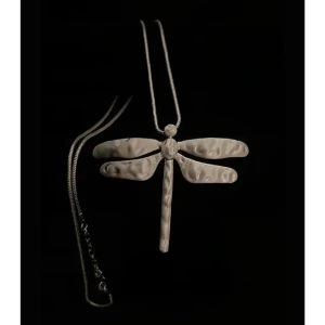 Trollslända halsband  - Super trendigt Trollslända halsband i guld! 