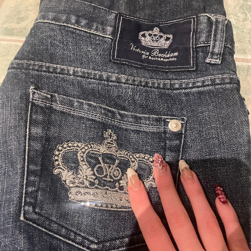  Victoria Beckham Jeans som är straight Med lite bootcut💋 köpta vintage och inga defekter vad jag kan se, förutom lite slitage nere vid hälarna och några stenar som saknas vid kronorna💋💋 midjemått: 82cm innerbenslängd: 85cm💋 . Jeans & Byxor.
