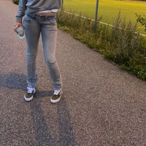 Low waist jeans - Gråa Low waist jeans från pepe jeans. Använd fåtal gånger så i fint skick! Säljs då de är försmå. Små i storleken, passar någon som har s/m.