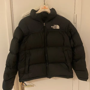 The North Face 1996 Retro Nuptse Jacka - En retro nuptse jacka i storlek M i gott skick utan några skador som hål eller fläckar. Har använts ganska mycket under höst och vinter och jag tycker verkligen den värmt bra. Säljer eftersom att den inte passar mig längre