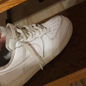 AF1 - Hej! Säljer mina af1 då de ej kommer till någon användning, skick 8/10, inga crease då ja har och alltid haft creaskydd i skorna och det tillkommer. Storlek 41.