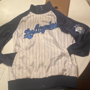 LA dodgers jacka/kofta  - Storlek M passar alla från 165 till 185 cm  Inga skador Nästan nytt skick Nypris ca 2000  Äkta 