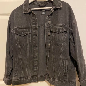 Jeansjacka - Jeansjacka från Bershka i strlk M! Köparen står för frakten!
