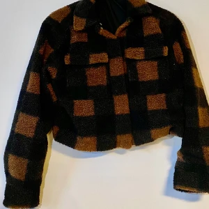 Tuff tjejjacka - Snygg brunsvart rutig tjejjacka. Obetydligt använd. Hämtas, Gamla Råslätt, endast swishbetalning