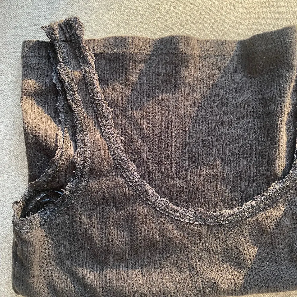 Säljer den här brun/svarta linnet från Brandy Melville eftersom att de inte längre kommer till användning. Den är i bra skick men skriv för fler bilder 💗köpare står för frakt . Toppar.