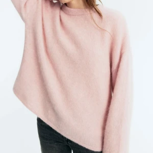 Oversized tröja i moharimix  - Säljer min stickade tröja från hm i storlek S! Endast använd en gång så i nytt skick! Helt slutsåld online o i butik💗💗💗