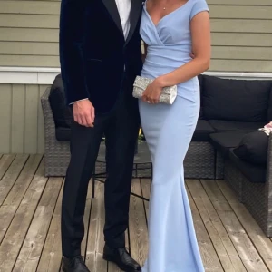 Balklänning  - Balklänning från Bubbleroom.💙 Endast använd en gång, så i nyskick. Den är uppsydd efter mig som är 168 med klackar på 8cm.  Nypris 1000, men slutsåld. Köparen står för frakt🌟