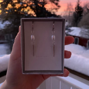 Pearly spike  - 29kr per par, nickelfria, finns flera i lager 😊 kolla gärna in min instragram ”ebnorth” där jag främst sköter försäljningen💗 