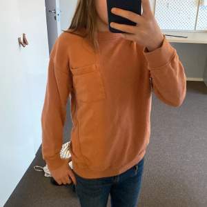En orange tröja ifrån zara i st 140! I ganska bra skick, jag säljer den för att den är för liten för mig! 