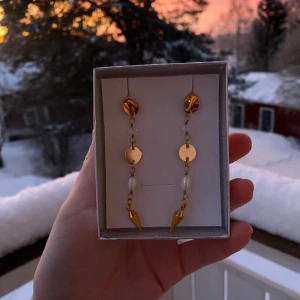 Royal spike guld  - 45kr per par, stift i rostfritt stål, finns flera i lager 😊 kolla gärna in min instragram ”ebnorth” där jag främst sköter försäljningen💗 