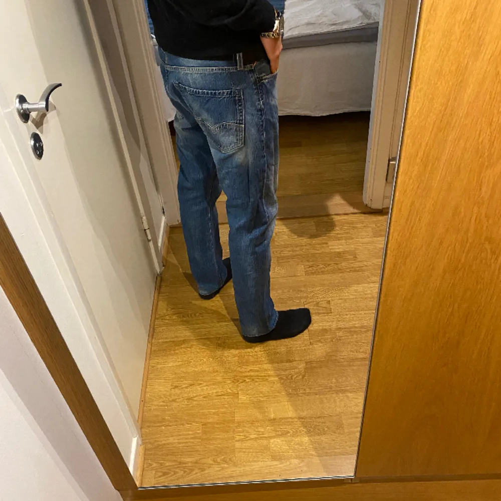 Tjena, säljer dessa riktigt feta replay jeans med skön tvätt. De är lite små på mig som är 186. För mer bilder är de bara att höra av dig.. Jeans & Byxor.