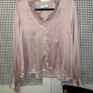 Satin blus - Så vacker satin blus från Neo Noir.  Nyskick. Färgen i verkligheten är som på bild 3.  Storlek 38  Ordinarie pris: 800kr Nypris: 600kr  Köpt på Jackie