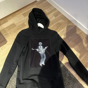 Limitato hoddie  - Limitato hoddie i storlek S, säljs då den blivit för liten för mig, köptes för 2640 förra året.  Hör av er vid frågor