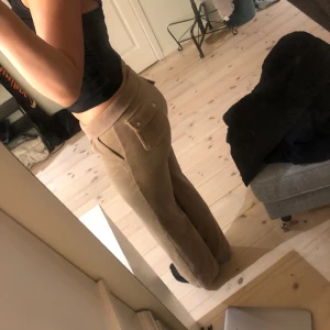 Juicy Couture XS  - Mörkbeiga juicy i stl xs, säljes på grund av att dom börjar bli för korta (uppsydda enstaka cm) är själv 159 så sitter perfekt på alla under. Inga skador skriv för fler bilder.