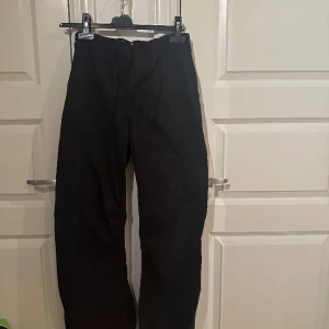 Cargopants - Svarta cargopants från gina tricot i stl xs. Aldrig använda och köpta i slutet av sommaren💕 Skriv i dm om bättre bilder och pris.