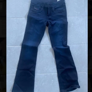 Supersnygga lågmidjade bootcut Dieseljeans  - Säljer dessa supersnygga lågmidjade jenas från Diesel. De är i en väldigt mörkblå färg som är sjukt snyggt och unikt. De är köpta från Kids brand store. Skriv för mer info💗