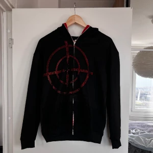 Zip up hoodie - Cool zip up hoodie med stenar på. Har dragkedja som går hela vägen och är i nyskick. Kontakta mig vid frågor💞