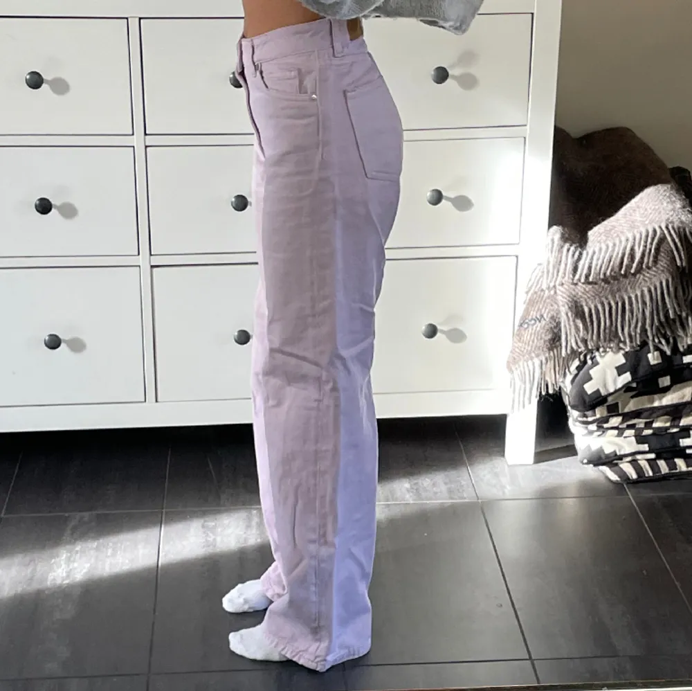 Ett par pastelllila wide jeans från Monki! De är i bra skick utan slitningar. Är i storlek 25 och har en väldigt bra passform på mig som är 160 cm ocjh vanligtstis har XS. . Jeans & Byxor.