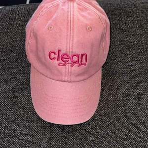 Limiterad CleanDrink Keps - En extremt limiterad Clean Drinks Keps endast tillgänglig de 100 första som vann markolios raspberry tävling fick denna. Annars bara ”influencers” som har denna! Fraktar samma dag.