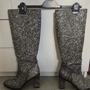 Glitter stövlar - Glittriga boots/stövlar Strl 38, använda 2 gånger. Märket är Buffalo. Perfekta för exempelvis festival eller utgång.  