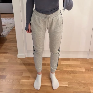 FILA mjukisbyxor - grå mjukisbyxor från FILA i storlek XS. okej skick, sköna. hör av dig vid frågor💜