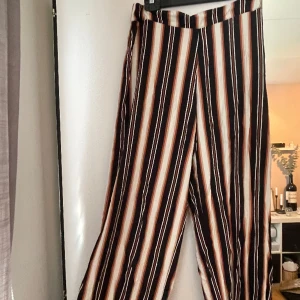 Randiga byxor - Randiga byxor från gina tricot, st 36