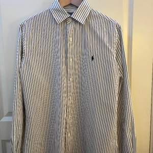 🟦 säljer denna extremt snygga Polo Ralph Lauren skjortan Custom fit i storlek M. Skicket är 9/10. Priset är inte hugget i sten. Tveka inte att höra av er vid behov av fler bilder eller vid frågor! 🟦
