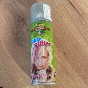 Glittrig hårsprej  - Fin glittrig helt oanvänd hårsprej, passar inte till min typ av hår. Kostar 45 kr pris kan diskuteras ❤️