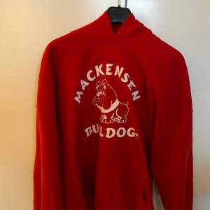 Säljer denna röda vintage hoodie i XXL. Säljer då den är för stor för min smak. Sitter som XL Bra skick, inga skador. Pris kan diskuteras. 