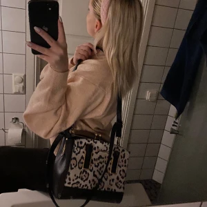 fin väska - superfin medelstor axelremsväska från river island!💞