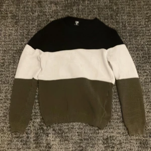 Stickad tröja - Stickad tröja från New Yorker i storlek small. Den är gansk så baggy och sticks inte.  Använd ett par gånger men är i nyskick. 