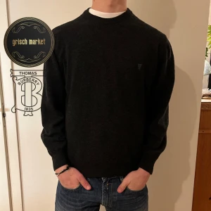 Thomas Burberry Tröja  - En sjukt fin Thomas Burberry tröja i exeptionellt skick, skulle säga 9,8/10 | snygg svart färg som passar till allt | det är 80% lammull och 20% polyamid, riktigt skönt material | modellen är 183cm 72kg | nypris 4000, priset är inte hugget i sten |