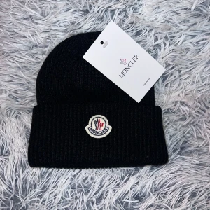 Moncler mössa - Helt oanvänd moncler mössa 
