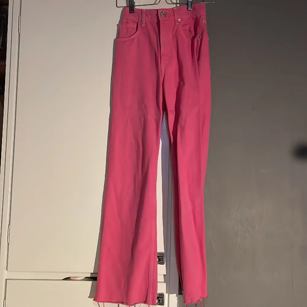 Högmidjade jeans i nyskick. Super fin rosa färg. Storlek 34 från zara. Jeans & Byxor.