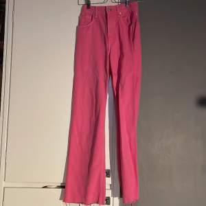 Högmidjade jeans i nyskick. Super fin rosa färg. Storlek 34 från zara