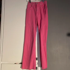 Rosa raka jeans  - Högmidjade jeans i nyskick. Super fin rosa färg. Storlek 34 från zara