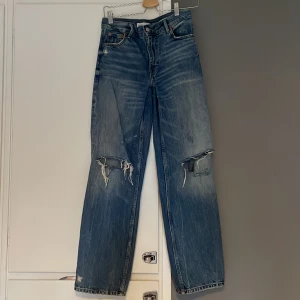 Zara jeans  - Skit snygga jeans, med mycket detaljer.  Försökte sy dom lågmidjade därför sydda mellan benen och inte så fin passform 