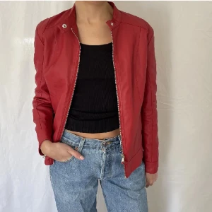 Jacka - Skitsnygg röd skinnjacka som inte kommer till användning längre, köpt på plick och det är lånade bilder så säg bara till så fixar jag mer!!!❤️ Köpt för 500kr❤️