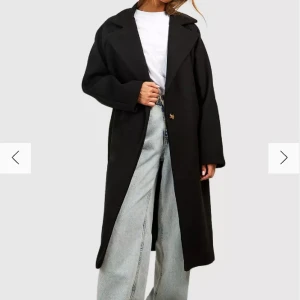 Kappa i ullimitation  - Aldrig använd och orginalförpackningen finns fortfarande kvar. Nypris är 630kr och kappan heter ”DUBBELKNÄPPT KAPPA I ULLIMITATION” på hemsidan. Jag har vanligtvis S/36 men beställde i storlek  38, vilken tyvärr blev för stort för mig. 