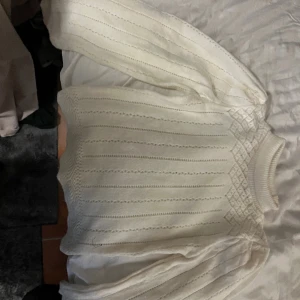 Vit stickad tröja! 🤍 - Här har vi en vit stickad tröja från REIVOL!  Bara använd ett fåtal gånger, i bra skick!🤍