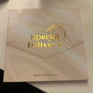 Ögonskuggspalett - Superfin ögonskugga palett från makeup mekka. Fick den i julkalendern, men passar ej mig. Har endast testat två färger, men som man ser på bilden är det väldigt litet, och syns knappt. 