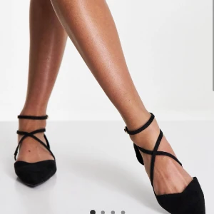 Ballerinaskor i mockaimitation - Oanvända. Stl 39. Nypris: 290kr