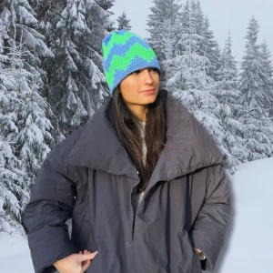 @Getfunky.uf på insta - Denna mössa ”the pacifist” har i syfte att motverka våld och skänker 10% av vår vinst till no violence organisation Sweden. Vi vill uppmana er att stå för det ni tycker, och med den ökade våldsvågen i runtom i världen hoppas vi att ni gör rätt val!