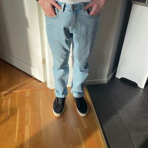 Ett par sköna jeans i regular fit som passar perfekt inför den stundande våren. Pris 150kr. 