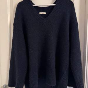 En mörkblå stickad tröja från Gina Tricot i Strlk M. Köptes i december och säljer pågrund av att den är förstor. Det är i ny skick och är endast använd nån enstaka gång.  Nypris 399kr säljer för 175kr💗