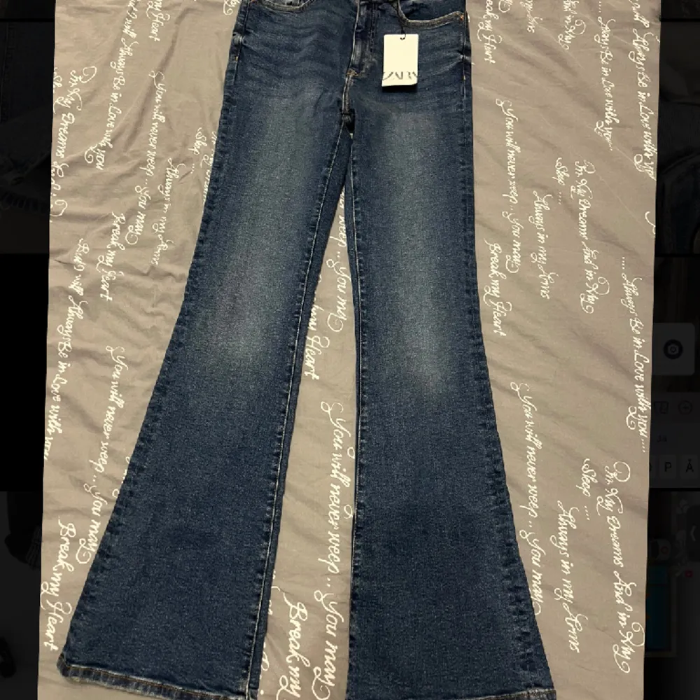 Jag säljer dessa nya bootcut jeansen från zara som är helt nya med prislappen på, de är jättefina och i stk 38.. Jeans & Byxor.