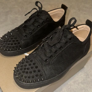 Christian Louboutin skor  - Säljer pga dem är för manliga för mig därför använder inte de. Dem är väldigt nya har använt dem bara 2 gånger! Kommer med paket och kvitto. DM för mer bilder. (riktiga priset är 9000kr)
